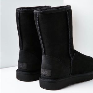 UGGS IN BLACK SIZE 9